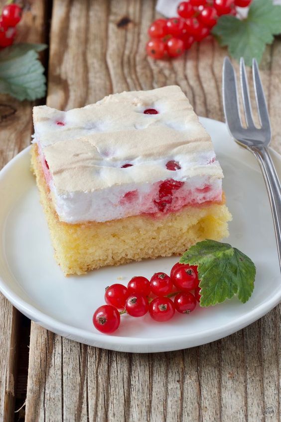 Ribiselkuchen mit Schneehaube - Fish Food Ribiselkuchen mit Schneehaube - Fish Food