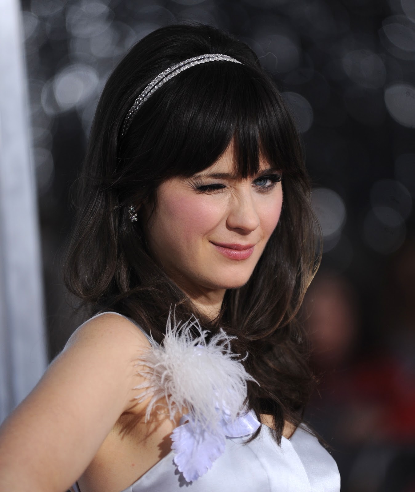 http://1.bp.blogspot.com/-WIDKe5d84Yg/TpYSeaYEPvI/AAAAAAAADM8/TdiKHHErXnM/s1600/zooey-deschanel.jpg