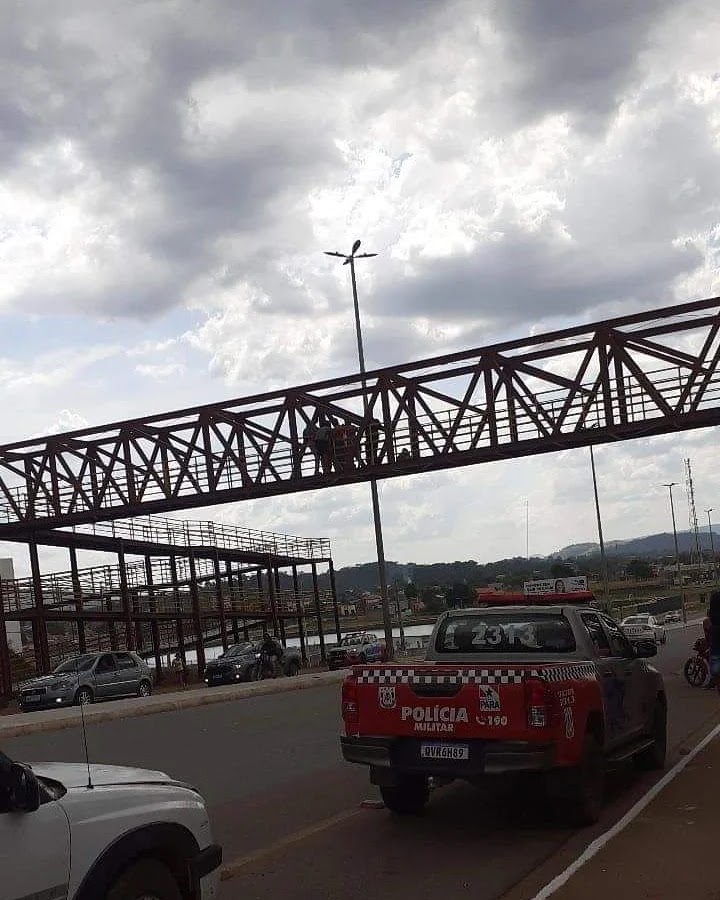 Jovem tenta se jogar de passarela na PA-160, mas acaba contido - Portal Pebão
