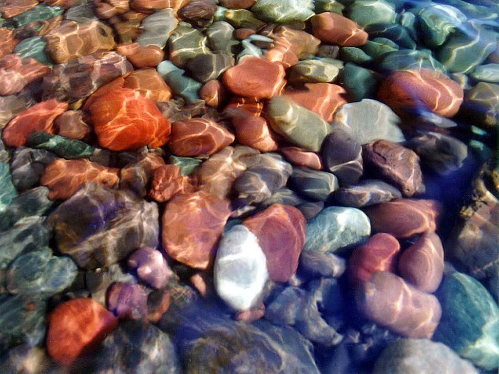 Самоцветы вода. Разноцветные камни. Разноцветные камни в воде. Цветные камешки. Цветные камни на воде.
