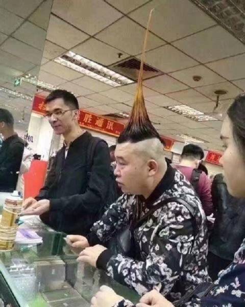 9 Model Potongan Rambut Nyentrik yang Bikin Pusat Perhatian 9 Model Potongan Rambut Nyentrik yang Bikin Pusat Perhatian