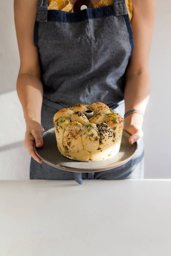 Monkey Bread salado con mantequilla, ajo, queso y hierbas y semillas, fácil, delicioso y muy llamativo. Hermoso!. Receta vía www.elgatogoloso.com