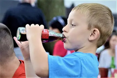 المشروبات الغازية وأسباب تجعلك أن تبعد أطفالك عنها