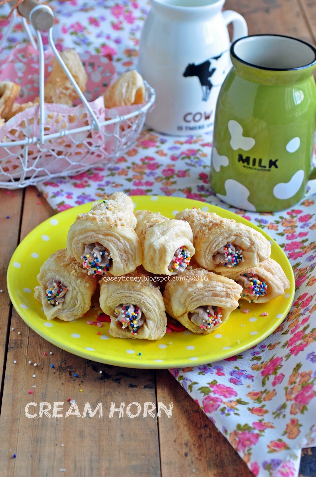 Homekreation Kitchen Corner Cream Horns