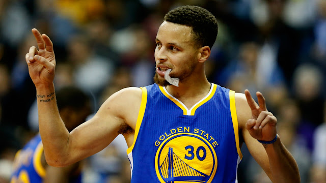 Curry mantiene el liderato de las ventas de camisetas en NBA