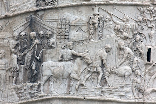 Cena n.º 8 da Coluna de Trajano (113 d.C.): veem-se uma aquila, um vexillum e alguns signa.