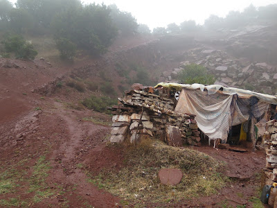 Puestos de venta en los arcenes de la carretera del Gran Atlas