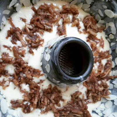 كيكة بالتفاح محكوك