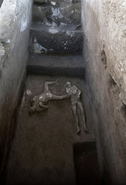 Συγκλονιστική ανακάλυψη στην Πομπηία: Τα λείψανα ενός πλούσιου πολίτη δίπλα σε έναν σκλάβο
