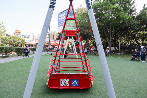 台中西屯三信公園設置無障礙溜滑梯、輪椅盪鞦韆，身障朋友也可玩