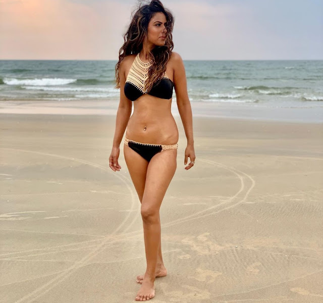 nia-sharma-shows-her-bold-avatar-in-black-bikini - newsdezire
