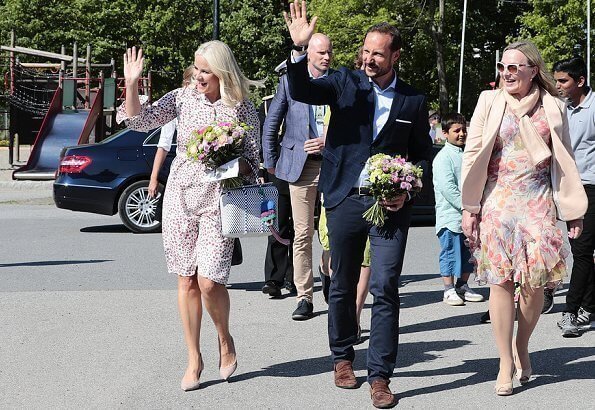 Crown Princess Mette Marit wore Vilshenko Heidi Belted Printed Silk dress. Linderud School has more than 600 students and 100 employees