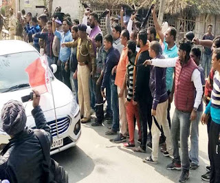 झंझारपुर में कन्हैया को दिखाया काला झंडा, कन्हैया वापस जाओ' के लगे नारे झंझारपुर में कन्हैया को दिखाया काला झंडा, कन्हैया वापस जाओ' के लगे नारे