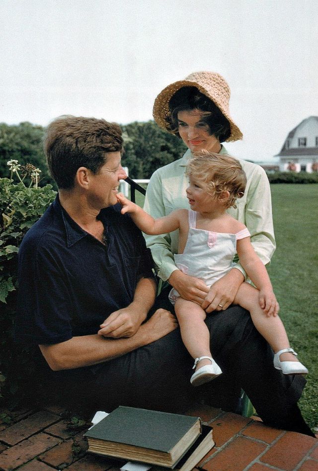 Lovely Pics of Jacqueline Kennedy and John F. Kennedy With Their 