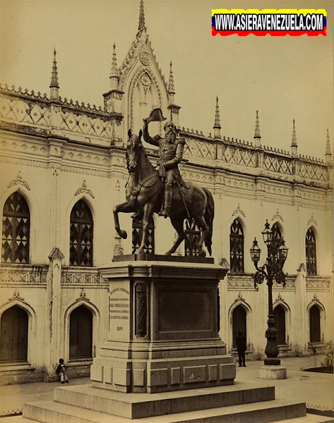 Estas espectaculares fotografías nos dejan ver lo que fue y no podrá volver a ser, una capital con edificios basados en una arquitectura artística impresionante, y unos pobladores vestidos elegantemente paseando por los caminos de tierra. Si hubiera existido el vídeo en ese tiempo, seguramente veríamos un espectáculo debido a la belleza de lo una vez fue la sucursal del cielo. Caracas! 