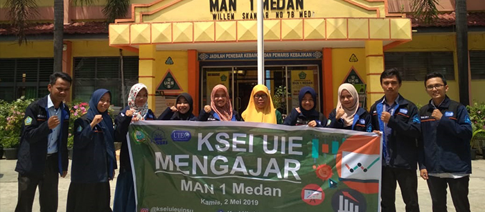 Menjadi relawan KSEI UIE mengajar di MAN 1 Medan. Memperkenalkan Ekonomi Syariah