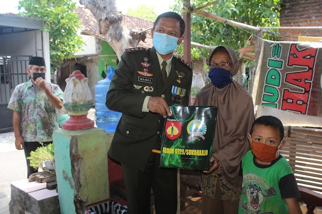 Ibu Kasiyem terharu mendapat kunjungan dari Kodim 0726/Sukoharjo di HUT TNI  