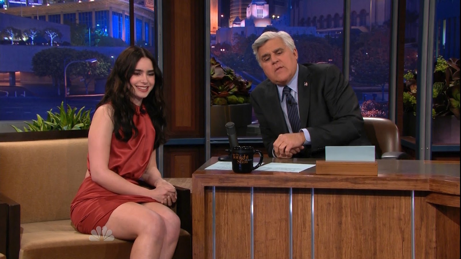 http://1.bp.blogspot.com/-WLA38SFRc28/T25VekC4ZMI/AAAAAAAAAvI/TRbT6P7Exdk/s1600/The+Tonight+Show+With+Jay+Leno+2012-03-22+Lily+Collins+.ts.Standbild011.jpg