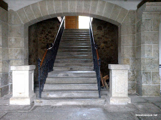 Arco de la escalera de honor del ayuntamiento de Candelario Salamanca