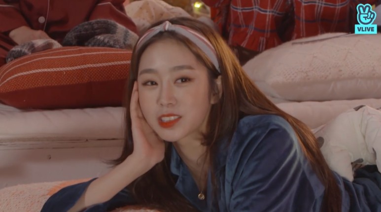 서로 극딜 넣는 재미로 눕방한거 같은 어제자 러블리즈 브이앱 | 인스티즈