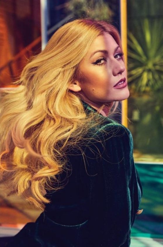DC COMICS AND ARROWVERSE : HOT HOT HOT Katherine McNamara - Grumpy