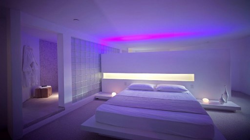 Schlafzimmer-romantisch-modern-Design-mit-led-beleuchtung-in-lila-weiß-Farbschema-Dekor-1024x576