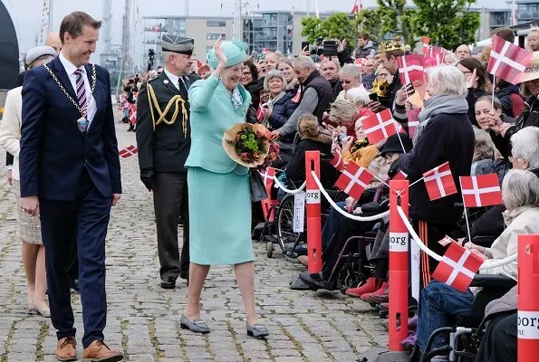 Queen arrived at Nyborg Harbour and was welcomed by Mayor Kenneth Muhs of Nyborg. Royal summer tour on the Dannebrog