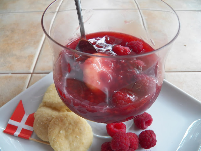 Raspberry Soup (Hindbær suppe) with Kammerjunkere