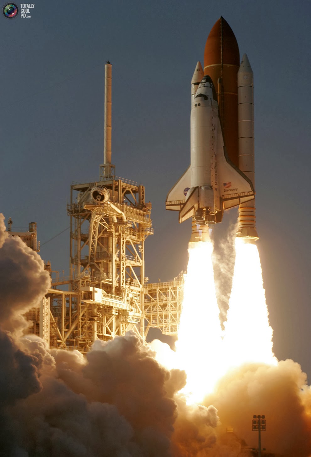 космический шаттл дискавери. спейс шаттл в музее. спейс шаттл дискавери. шаттл наса дискавери. шаттл челнок дискавери.