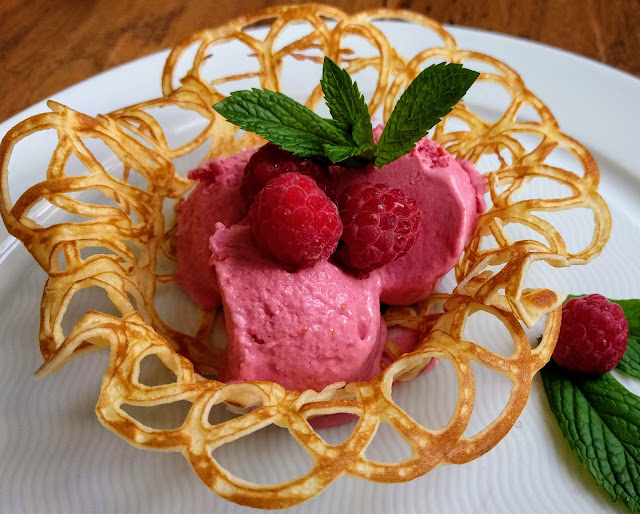 - Schnelles Himbeereis im Pfannkuchen Nest - Schnelles Himbeereis im Pfannkuchen Nest