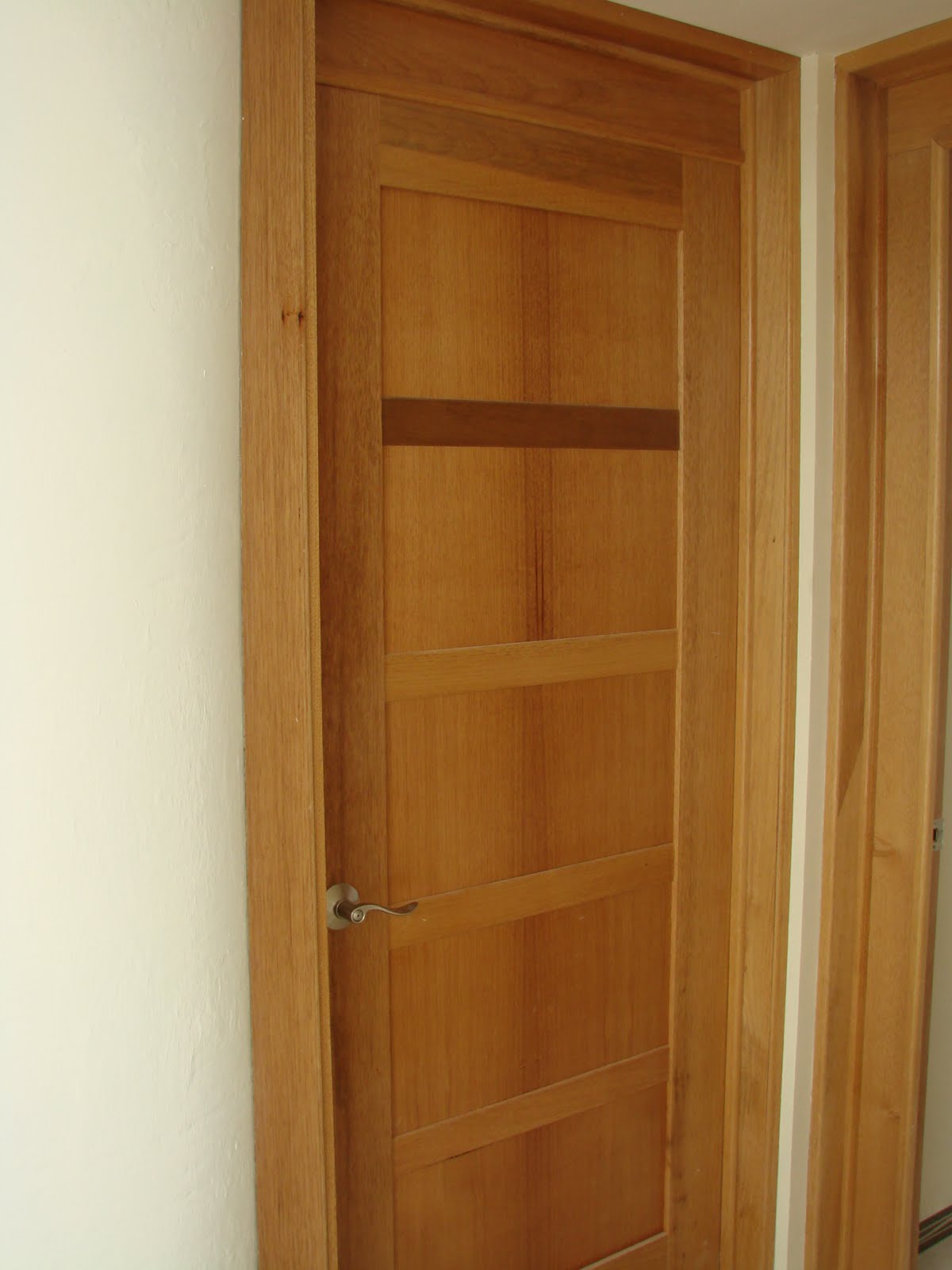 Cocinas Integrales, vestidores, closets, etc.: Puertas en Madera