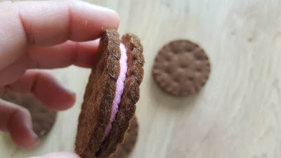 DIY Play Food - felt chocolate cookies with filling - tutorial and pattern DIY Play Food - felt chocolate cookies with filling - tutorial and pattern