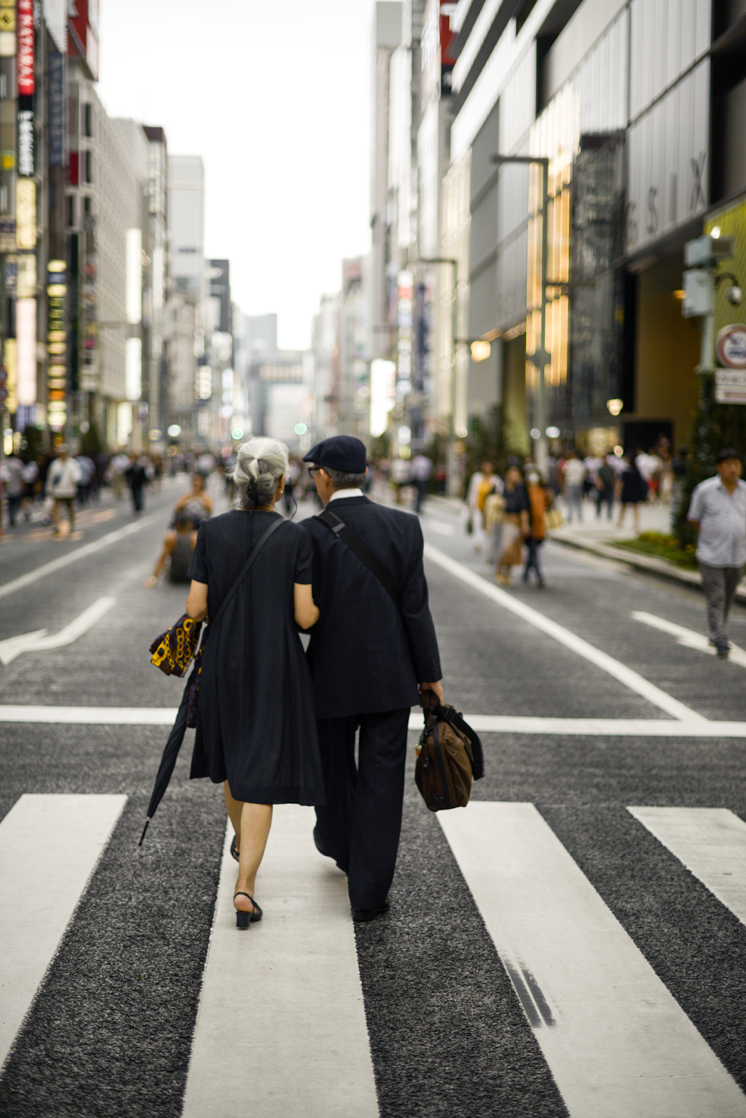 Ginza style, what to wear on Ginza, linen blazer, white pleated skirt, top knot hair style, transitional style, midi skirt and sneakers, personal style blog, August street style outfits / 082018 / 25 To Life - FOREVERVANNY