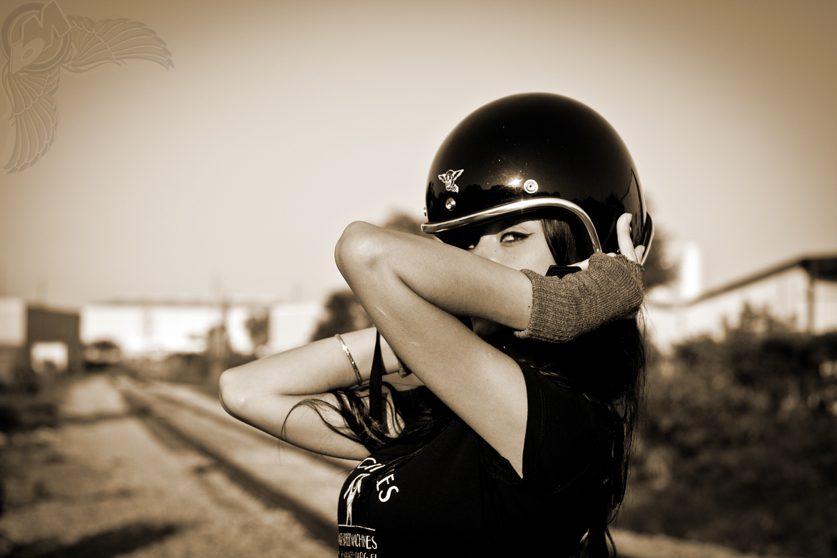 ivona_cafe-racer-helmet-wink_dime-city-cycles.jpg