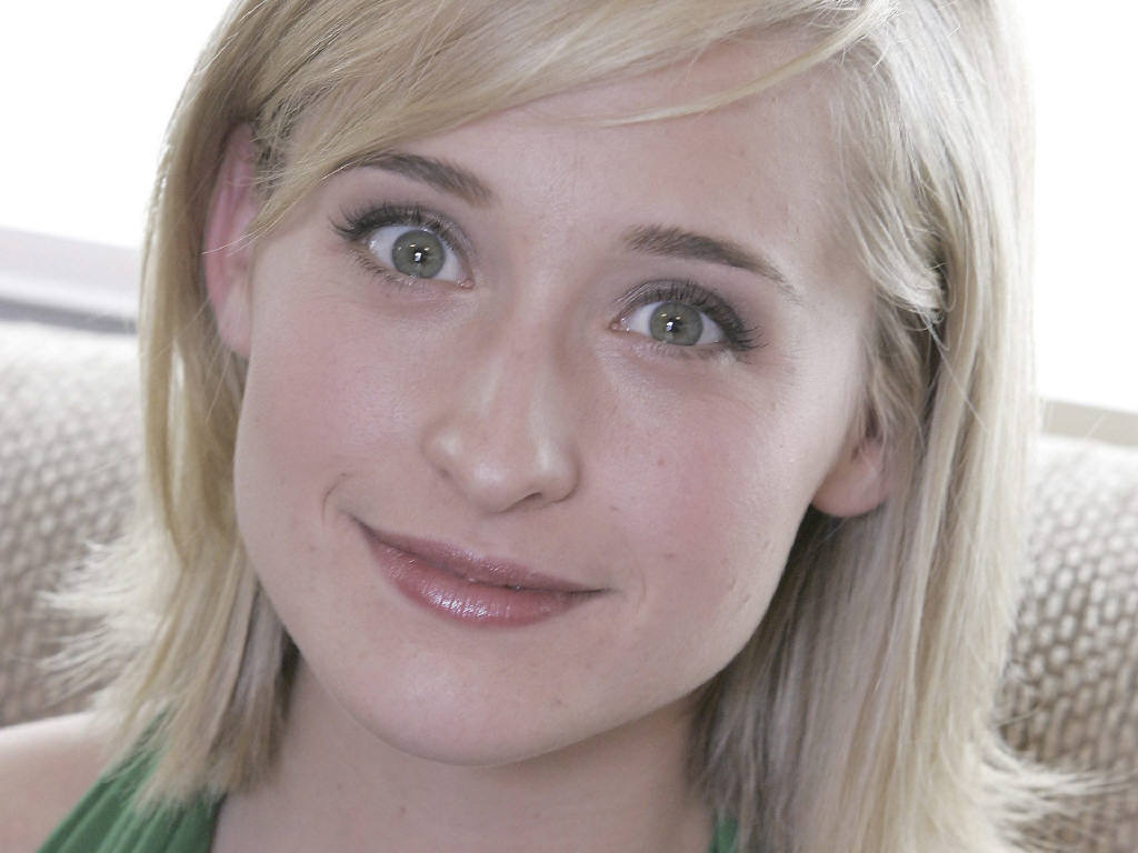 TOP MODEL CAR Allison Mack Hot Pictures
