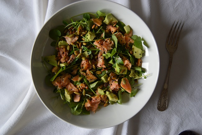 No-ensalada De Salmón, Aguacate, Semillas De Calabaza Y Berros
