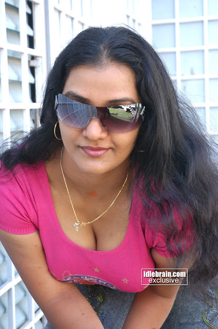 Indian Actress Apoorva South Indian Aunty Deep Boobs Cleavage Pictures At Latest Hot Photoshoot