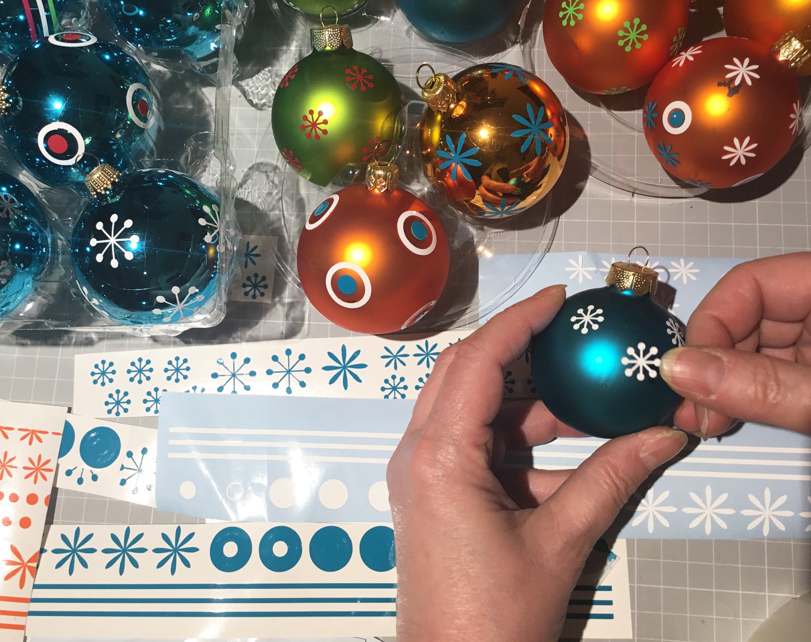 PapierSchereStoff Christbaumkugeln mit Vinylfolie verzieren