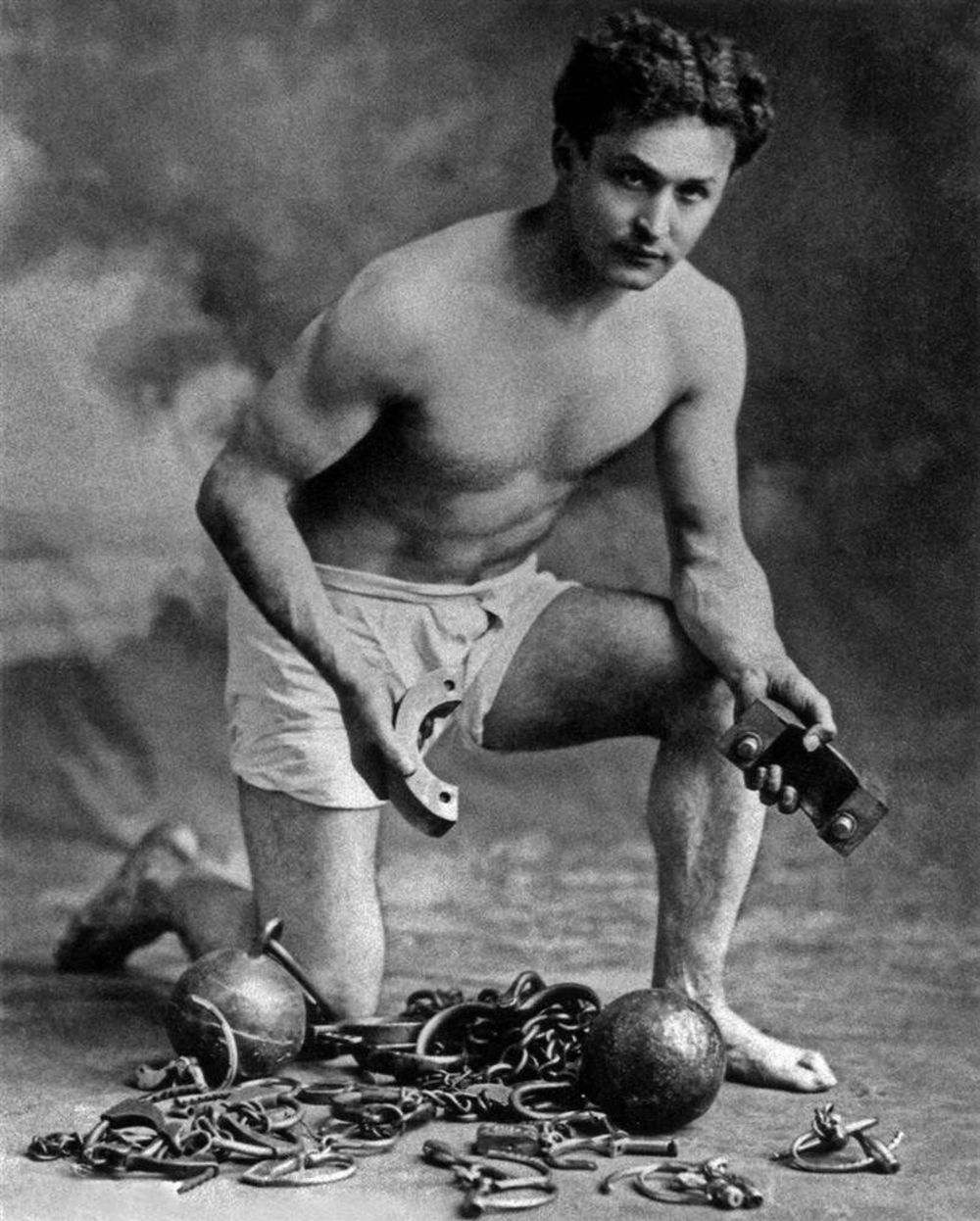 20 Amazing Photographs of Harry Houdini, a Famous Magician and Escape