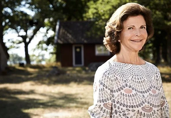 Swedish royal court published new photo on the occasion of 75th birthday of Queen Silvia. Crown Princess Victoria, Princess Madeleine