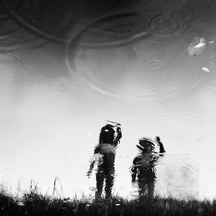 dos niños reflejados en agua