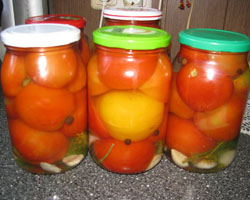 Marinuoti pomidorai su cesnaku žiemai