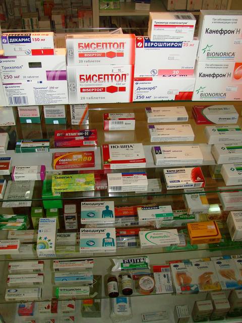 Где можно приобрести лекарство. Аптечные лекарства. Выкладка лекарств в аптеке. Аптека таблетки. Выкладка лекарственных препаратов в аптеке.