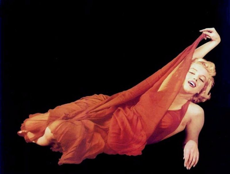 Behind The Scenes Photos Of Marilyn Monroe Playfully Poses During The The Red Dress Sitting 