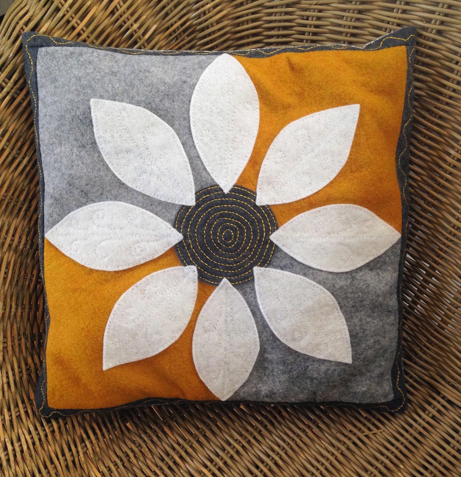 KBB Crafts & Stitches: Appliqued Daisy Pillow