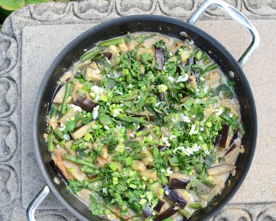 Eggplant & Bean Thai Curry Bowl ♥ KitchenParade.com, for a healthy vegan dinner with coconut milk, green curry paste and lime. Weeknight Easy. Low Carb. WW Friendly.