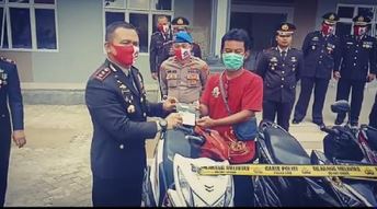 Kapolres Menyerahkan 8 Unit Sepeda Motor Hasil Kejahatan Kepada Pemiliknya Di Saat Hari Bhayangkara Ke-74 Polres Lampung Tengah