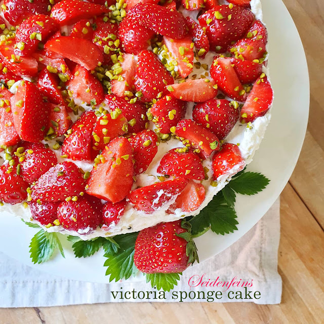 Wahnsinnig lecker : Erdbeertorte " Victoria " * recipe * so delicious ! A light victoria sponge cake