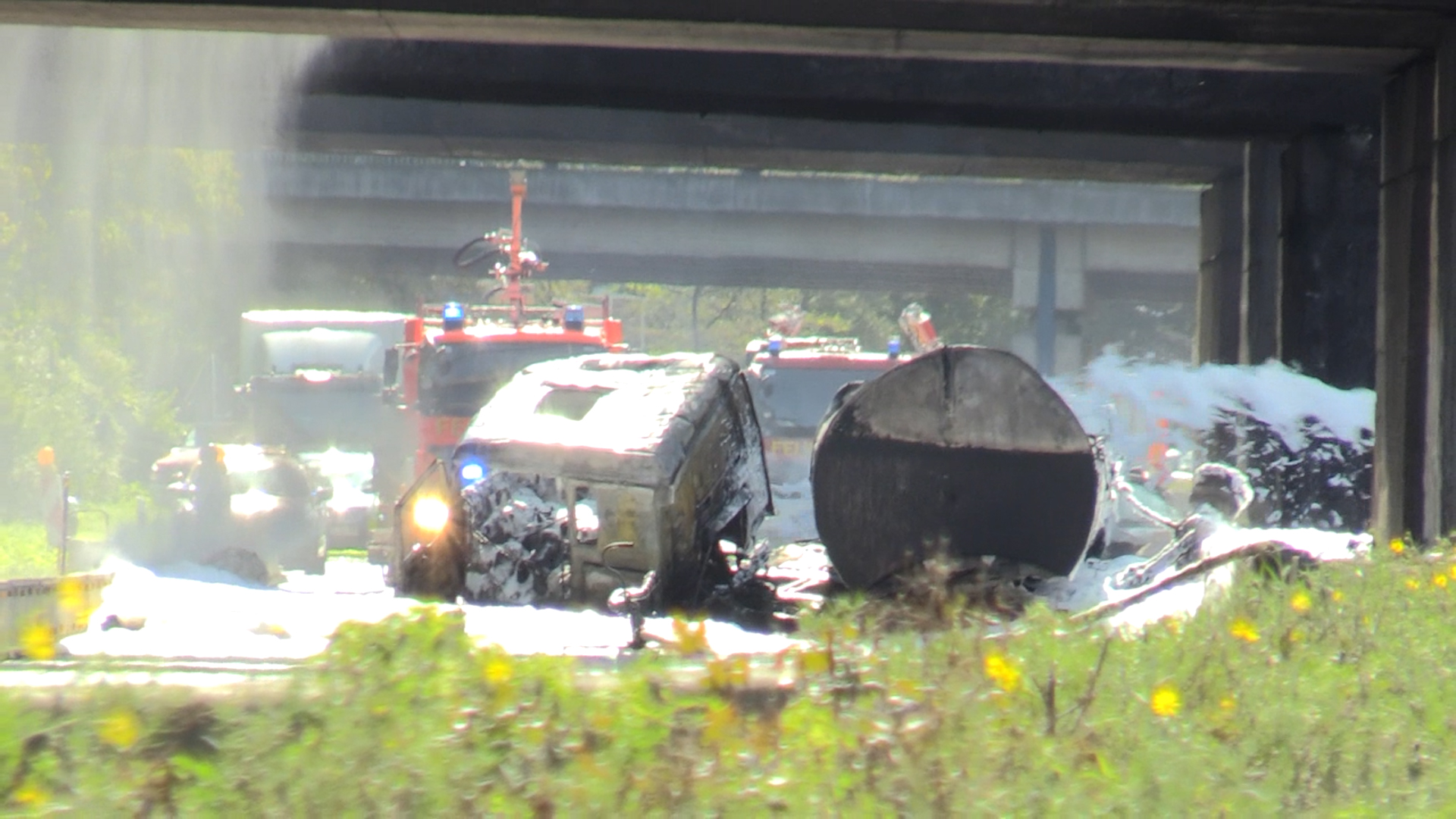 Nrw Aktuell Tv Schwarze Rauchsaule Uber Mulheim An Der Ruhr Tanklaster Auf Der A40 In Vollbrand Warn App Nina Ausgelost A40 Gesperrt