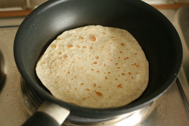 Easy Homemade Chinese Pancakes for Peking duck or Aromatic duck at home. www.goodfoodshared.blogspot.com